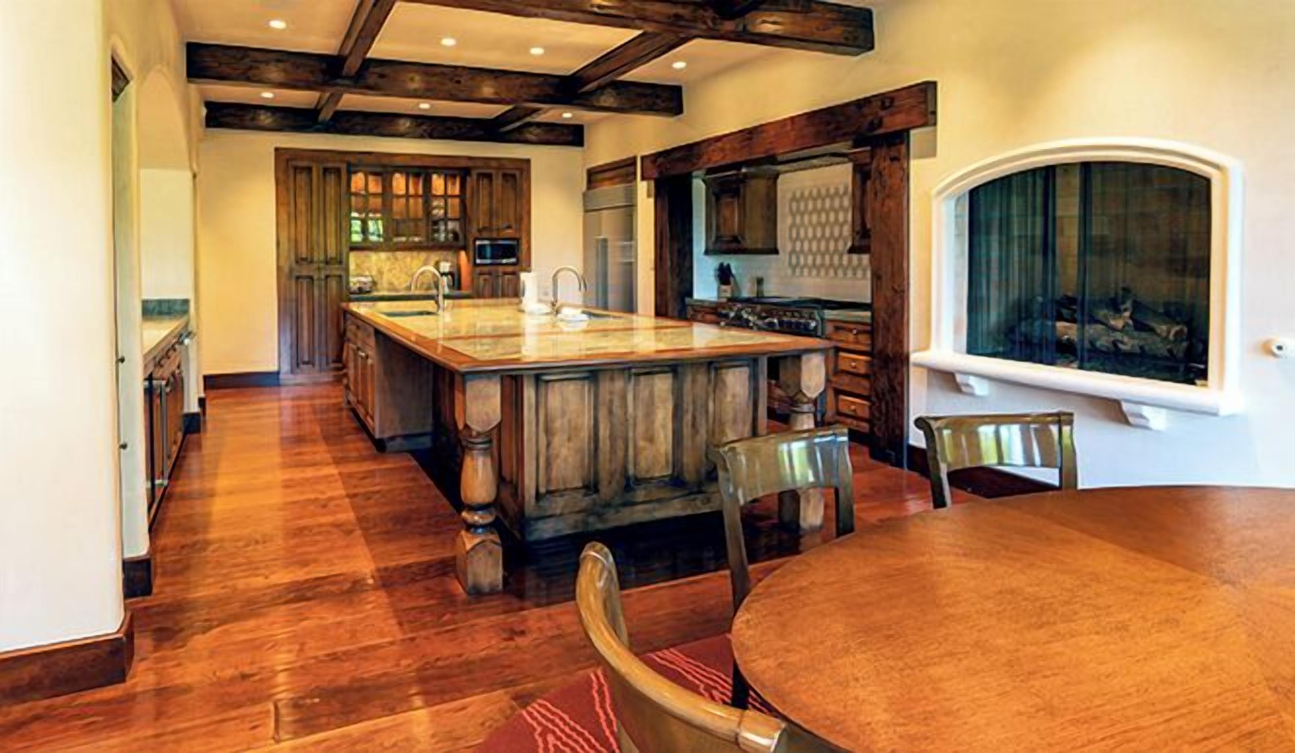 fridge, coffee/tea maker