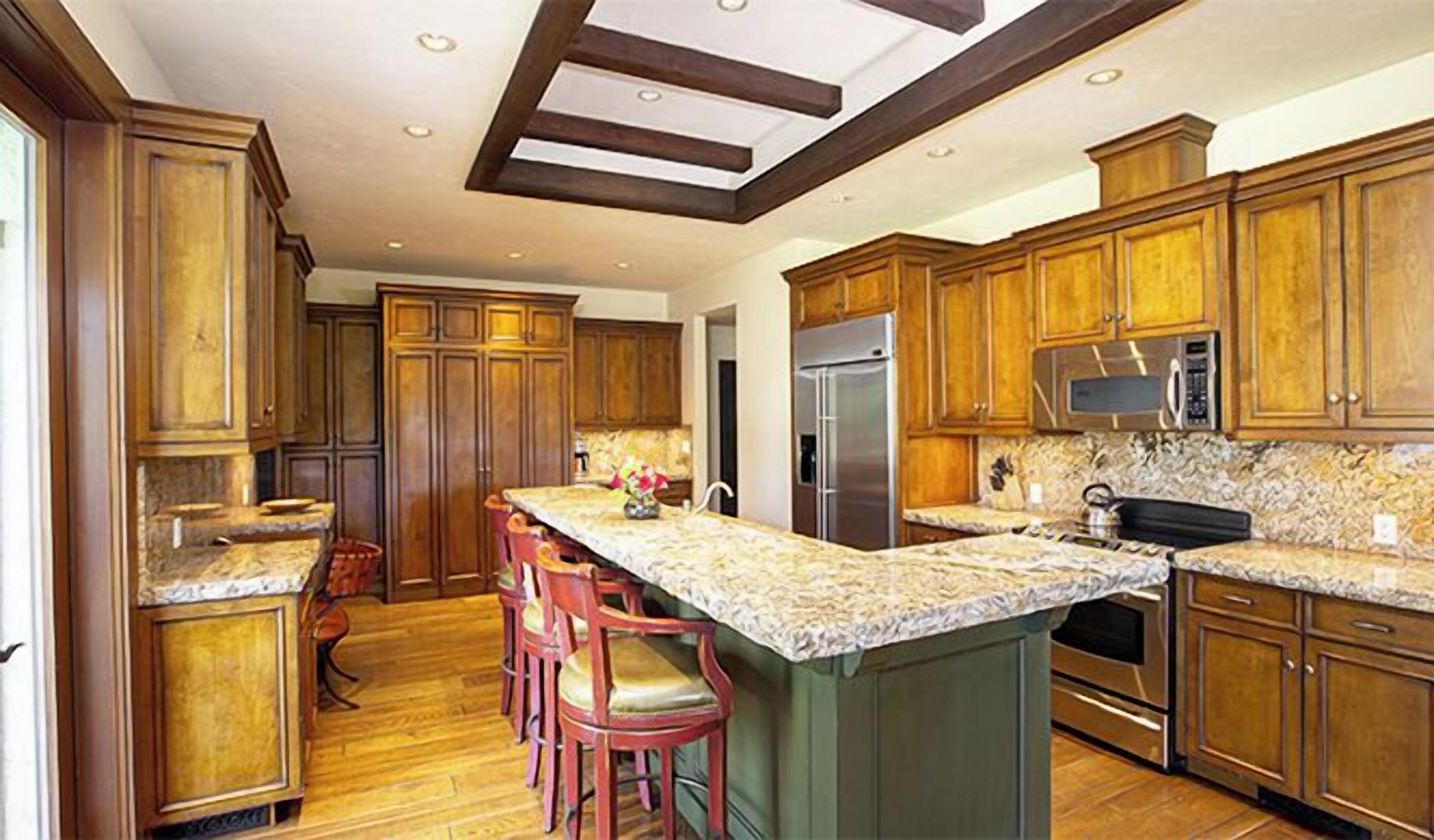 fridge, coffee/tea maker