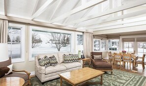 Een flatscreentelevisie en een iPod-dock