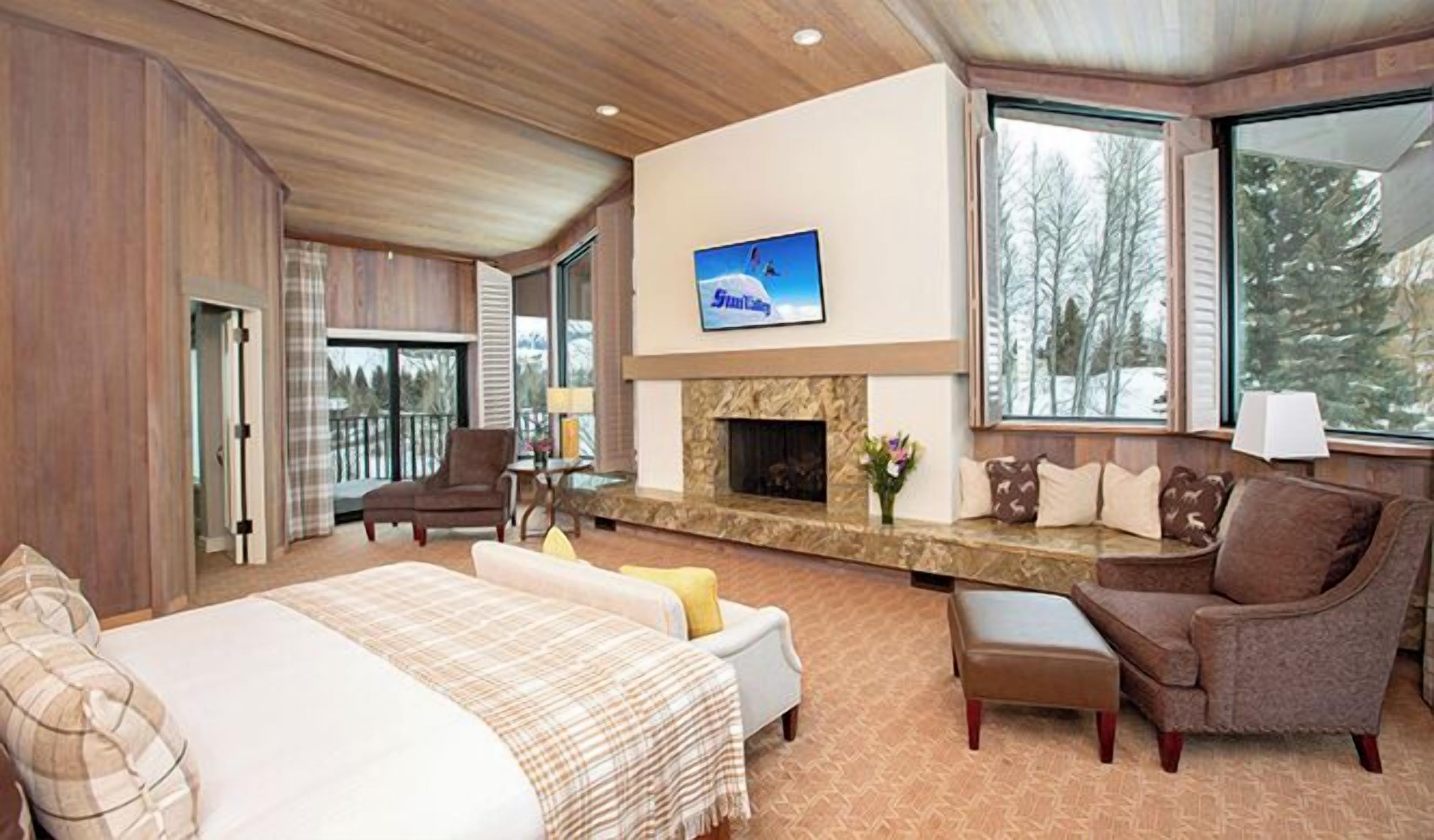 Brankas, tirai kedap cahaya, dan setrika/meja setrika