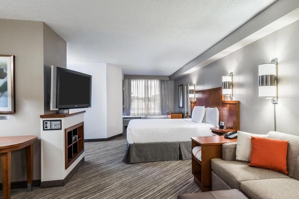 Hypo-allergenic bedding available, down comforters, desk, WiFi (free)