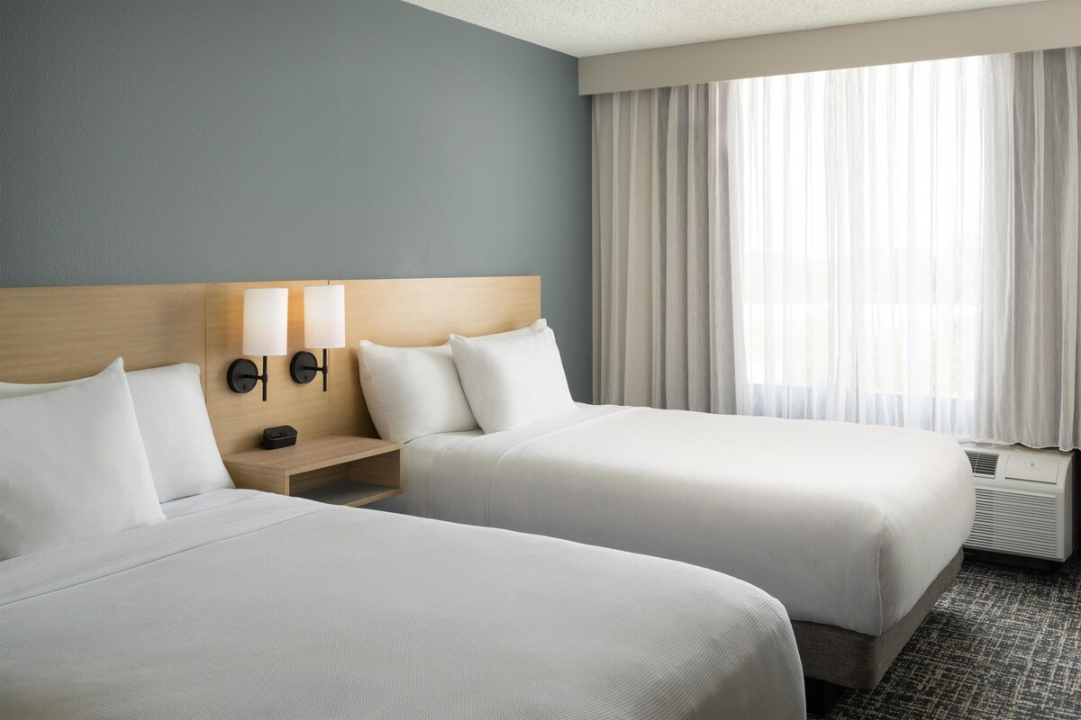 Hypo-allergenic bedding available, down comforters, desk, WiFi (free)