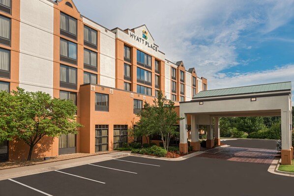 A Hyatt Place hotel with a modern facade, a covered entrance, and a parking lot. - Hyatt Place Bentonville/Rogers (Rogers)