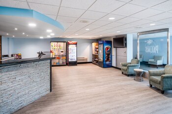 Hotel entrance and lobby at Palette Resort Myrtle Beach