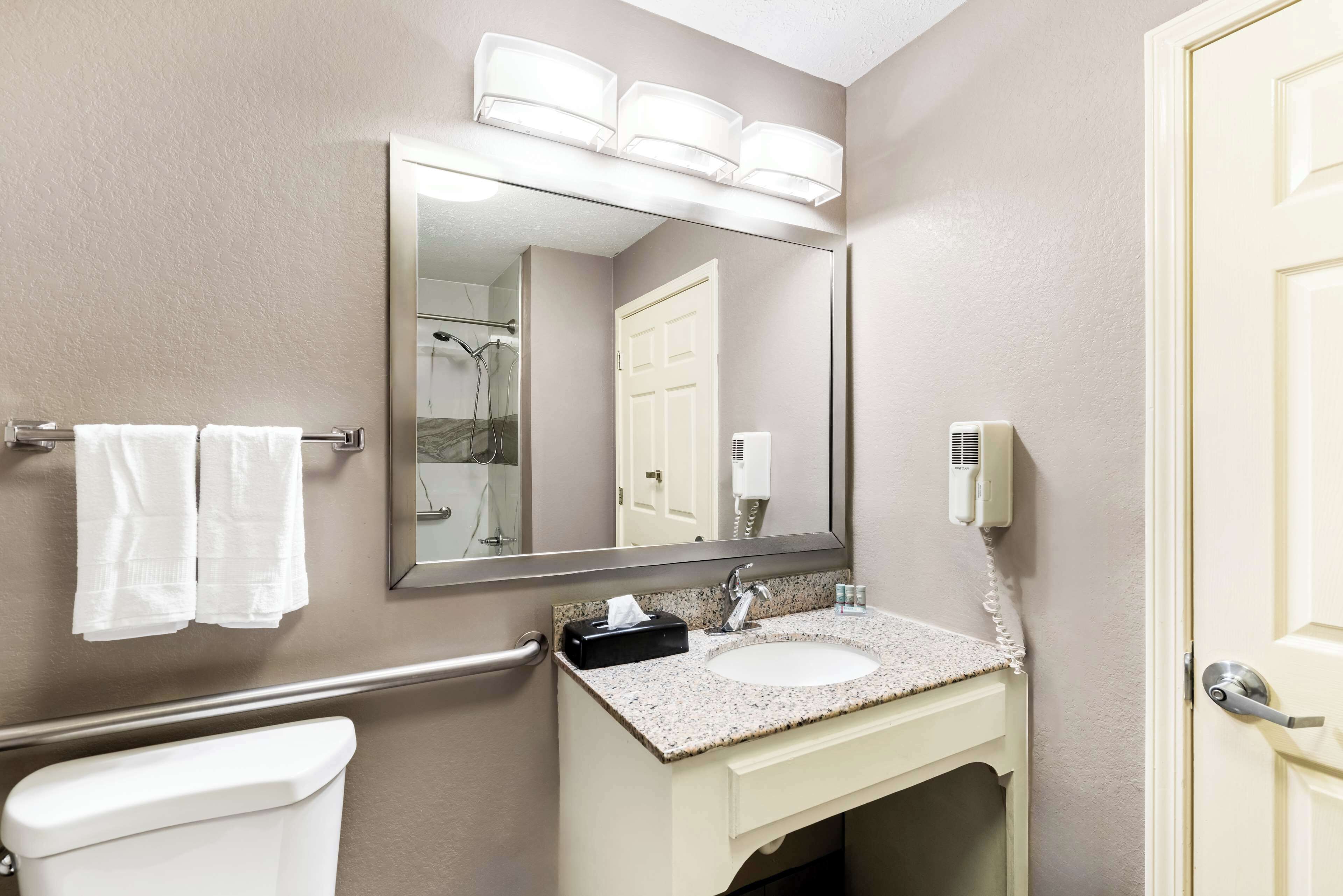 standard room, 1 king bed, accessible, refrigerator & microwave (1st floor) | bathroom | combined shower/bathtub, jetted bath, free toiletries, hair dryer