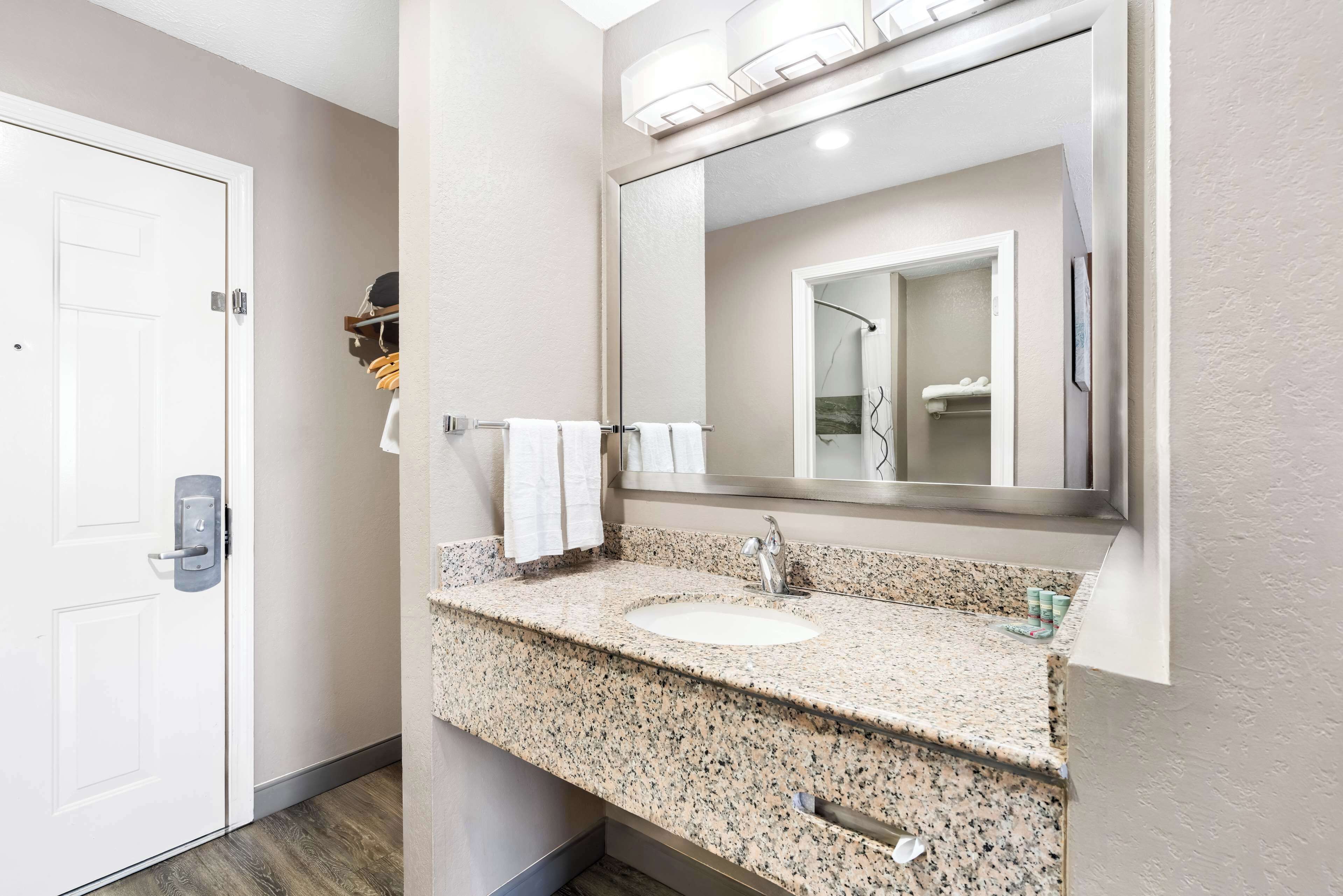 combined shower/bathtub, jetted bath, free toiletries, hair dryer