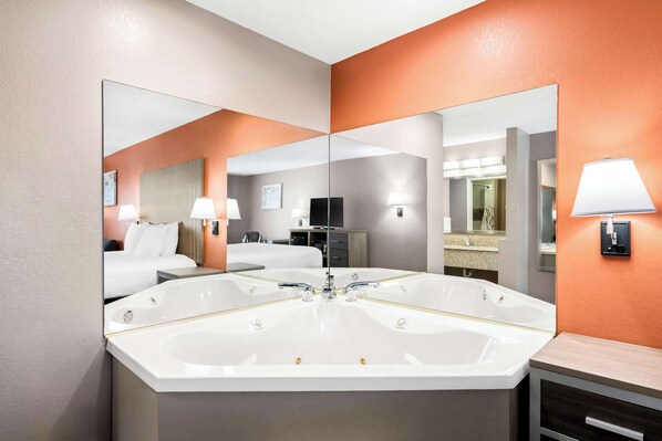 Standard Room, 1 King Bed, Non Smoking, Jetted Tub | Spa