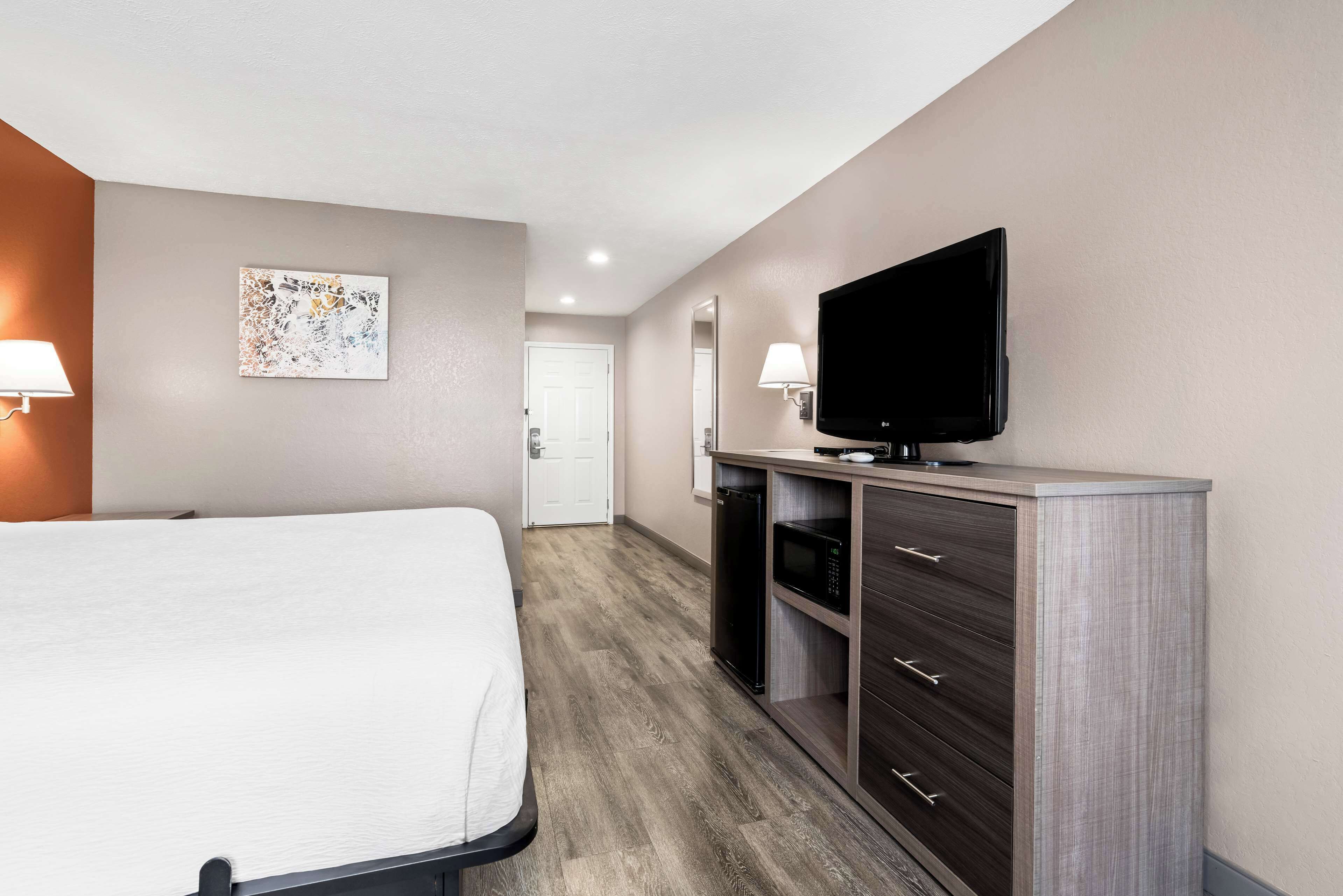 standard room, 1 king bed, accessible, refrigerator & microwave (1st floor) | individually decorated, individually furnished, blackout curtains