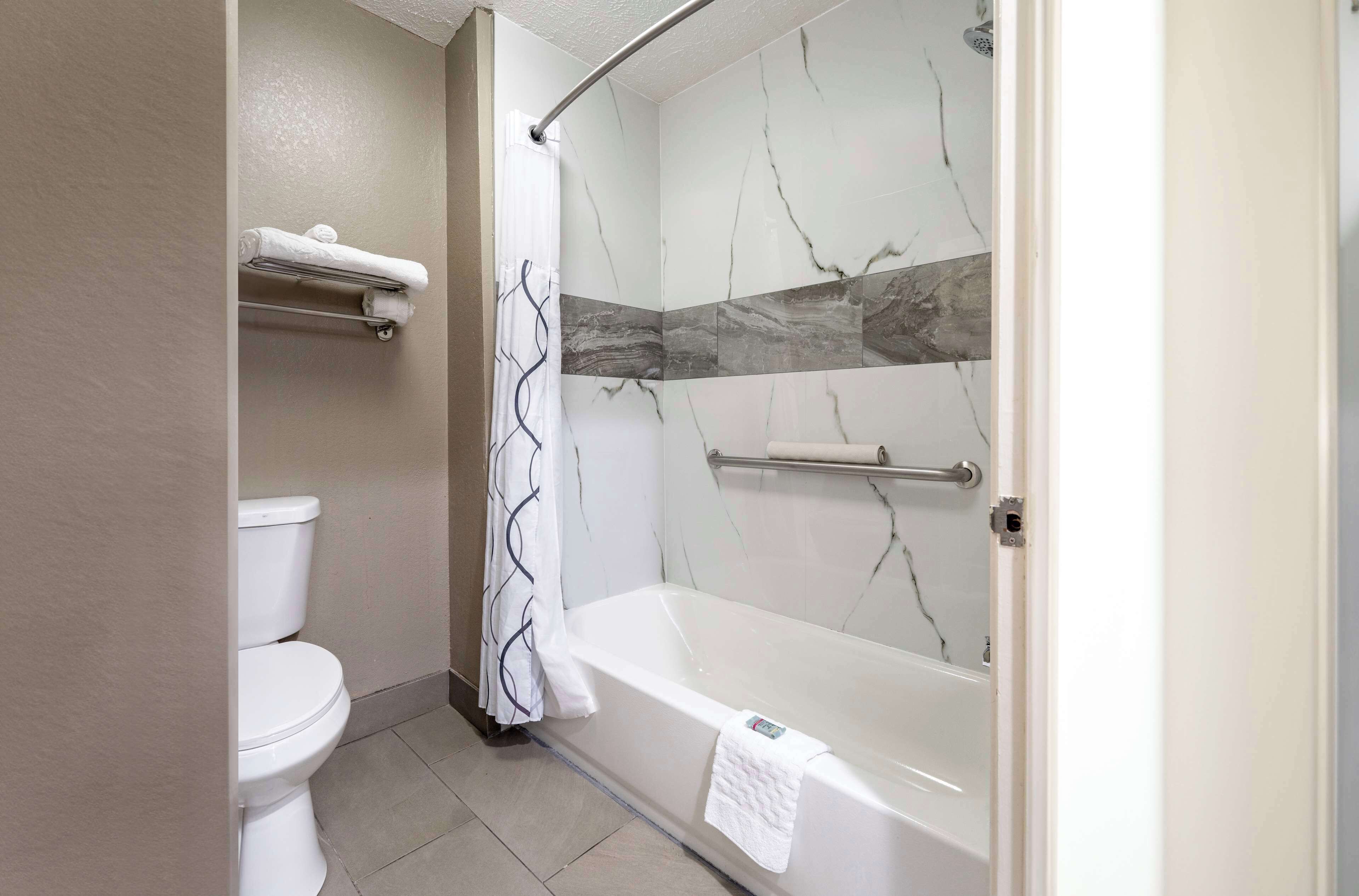 combined shower/bathtub, jetted bath, free toiletries, hair dryer