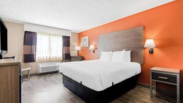 標準客房, 1 張特大雙人床, 無障礙, 雪櫃和微波爐 (1st Floor) | 獨特設計、獨特裝修、遮光窗簾/窗簾、熨斗/熨衫板