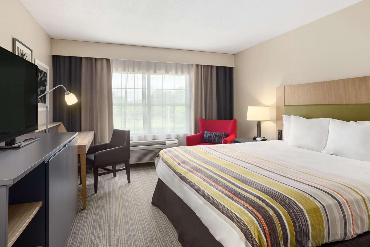 Premium bedding, down comforters, pillowtop beds, desk