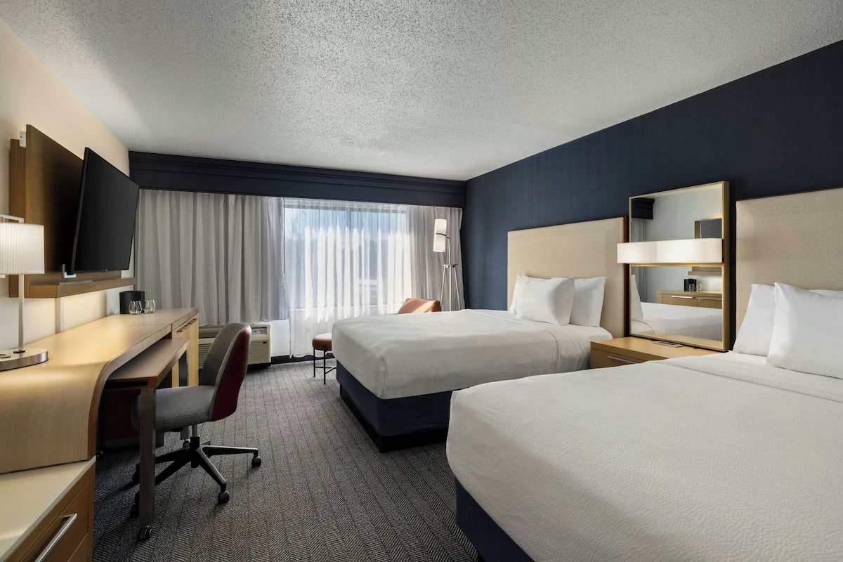Premium bedding, in-room safe, desk, laptop workspace