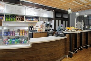 Petit déjeuner et dîner servis sur place