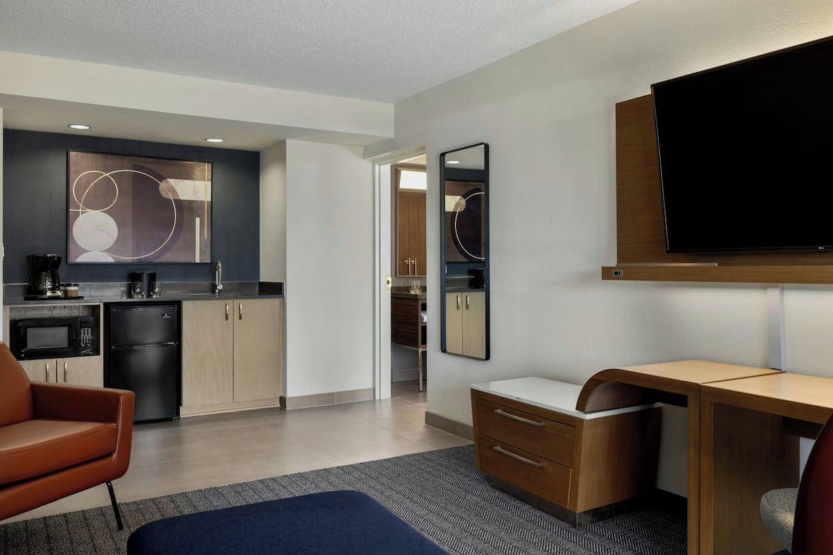 Televisión de pantalla plana de 55 pulgadas con canales vía satélite