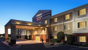 A Fairfield Inn & Suites Marriott hotel with a covered entrance, multiple floors, and a well-lit facade. - Fairfield Inn & Suites Odessa (Odessa)