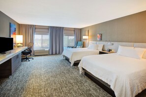 Desk, laptop workspace, blackout curtains, soundproofing - Hilton Garden Inn Chesterton (Chesterton)