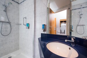 Shower, eco-friendly toiletries, hair dryer, towels - Holiday Inn Express London Chingford by IHG (London)