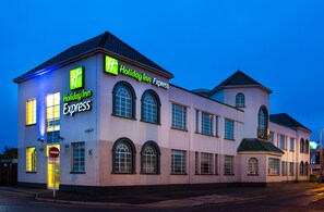 Front of property - evening/night - Holiday Inn Express London Chingford by IHG (London)
