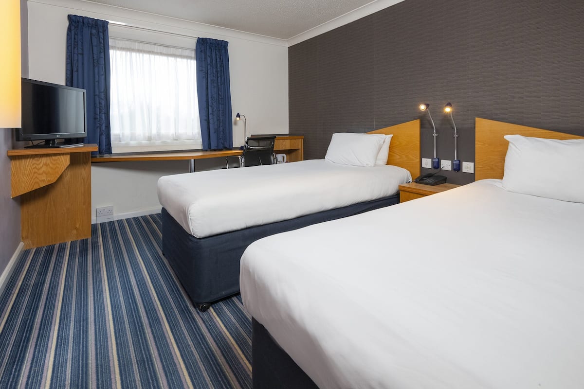 Standard Room, 2 Twin Beds (with Free Hot Breakfast) | Desk, laptop workspace, blackout drapes, iron/ironing board