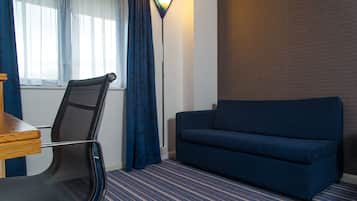 Phòng Tiêu chuẩn, 1 giường đôi và sofa giường (with Free Hot Breakfast) | Bàn, khu vực làm việc phù hợp cho laptop, màn/rèm cản sáng