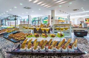 Un bufé con diferentes opciones de comida y bebidas.