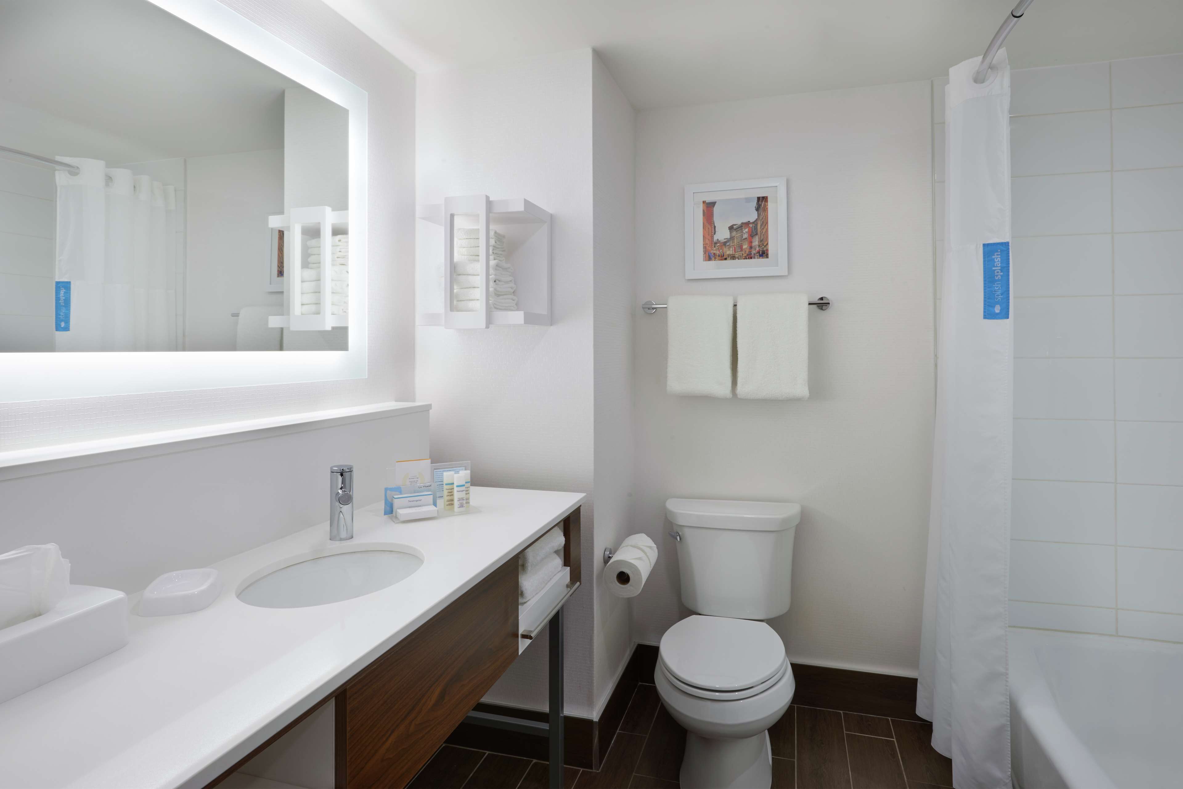 king, accessible | bathroom | free toiletries, hair dryer, towels