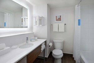 King, Accessible | Bathroom | Free toiletries, hair dryer, towels