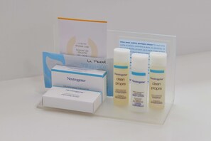 Produtos de toalete grátis, secador de cabelo, toalhas de banho 