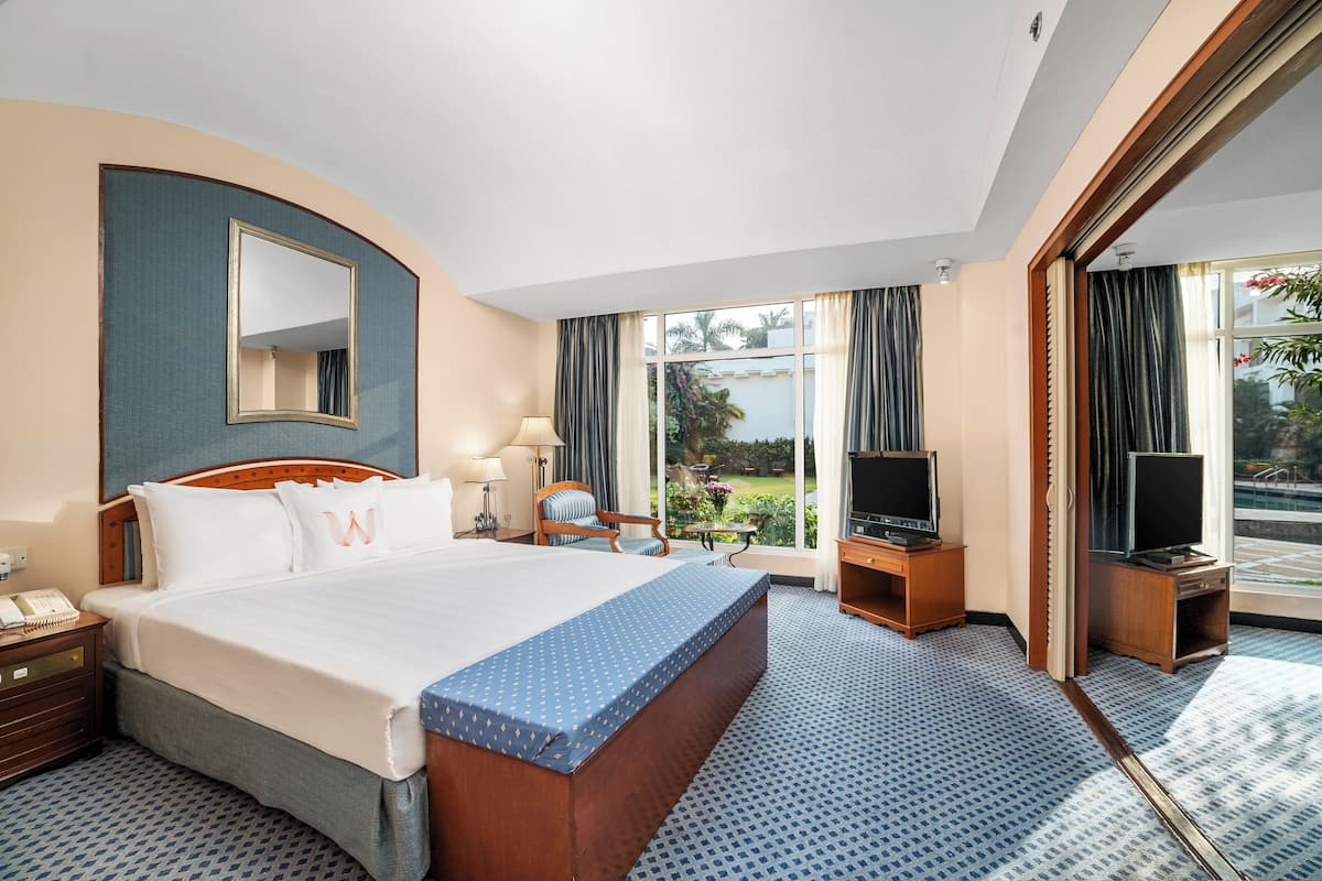 Suite, 1 Queen Bed, Pool View (Contemporary Suite)