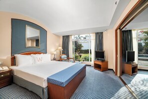 Roupas de cama premium, camas com colchões pillow-top, frigobar