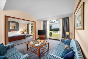 Suite, 1 Queen-Bett, Poolblick (Contemporary Suite) | Hochwertige Bettwaren, Pillowtop-Betten, Minibar, Zimmersafe