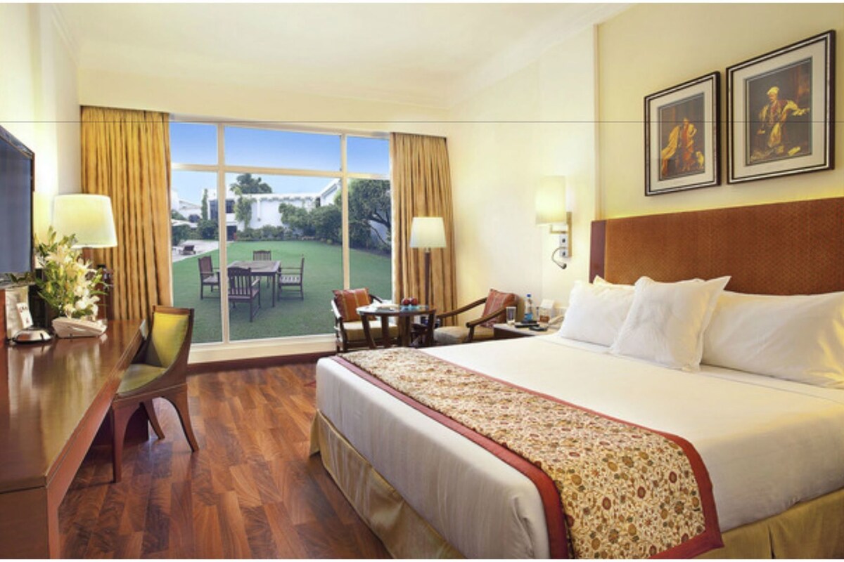 Premium bedding, pillow-top beds, minibar, in-room safe