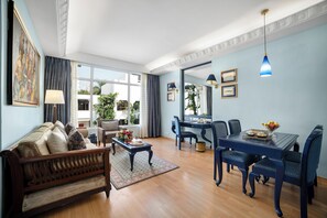 Suíte, 1 cama King, vista para a piscina (Ethnic Suite) | Área de estar | TV LCD