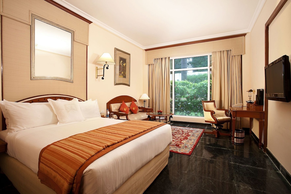 Premium bedding, pillow-top beds, minibar, in-room safe