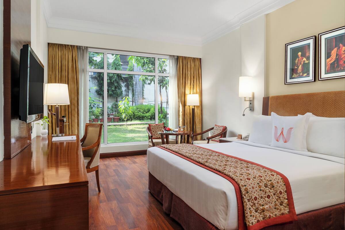 Deluxe Room, 1 King Bed, Garden View (Executive Club Exclusive Double)