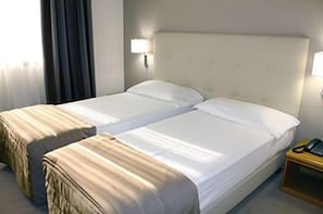 Twin kamer, 2 eenpersoonsbedden | Luxe beddengoed, een kluis op de kamer, een bureau, geluiddichte muren