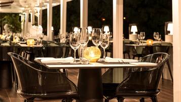 Aperto a colazione, cucina internazionale, con vista sulla piscina