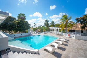 Una piscina al aire libre