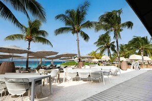 Breakfast, lunch and dinner served - Papagayo Beach Resort (Jan Thiel)
