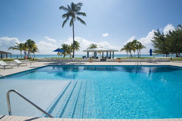 Piscine extérieure, cabanas gratuites, parasols
