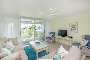 Condo, 2 Bedrooms, Ocean View | Living room