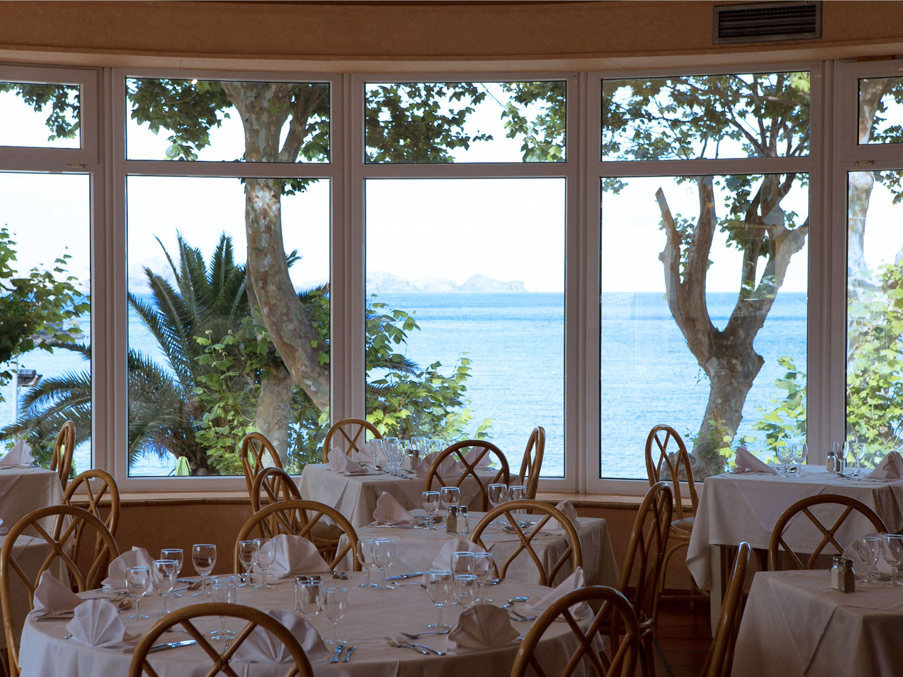 breakfast, lunch, dinner served; pool views