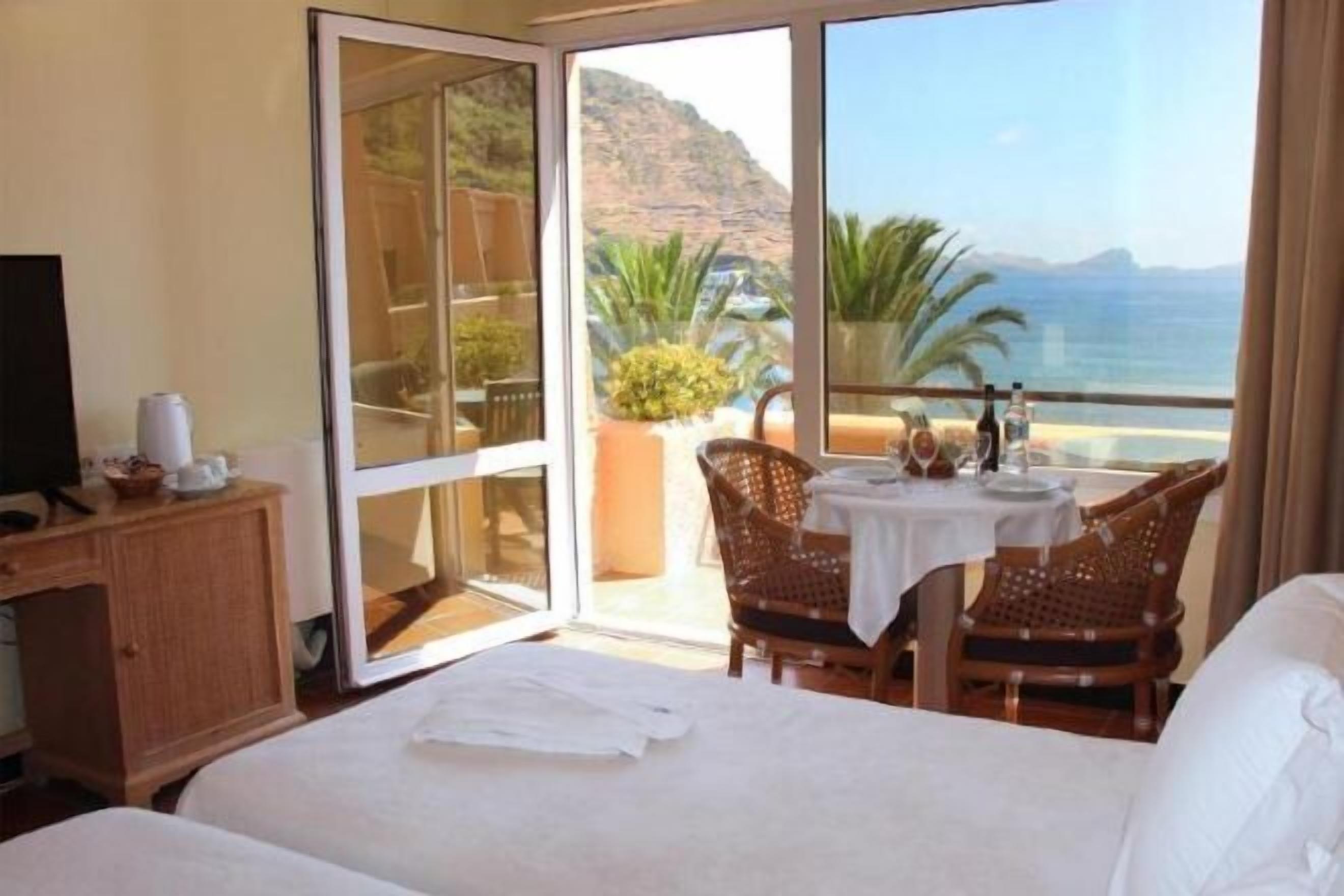 Safe på rommet, skrivebord, blendingsgardiner og wi-fi (inkludert)