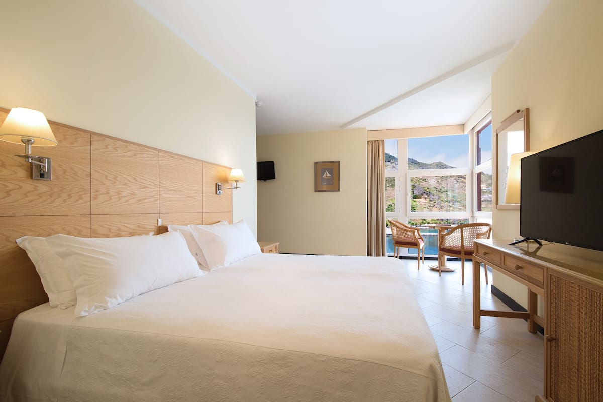 Junior Suite, Sea View | In-room safe, desk, blackout drapes, free WiFi
