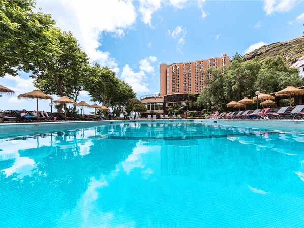 Piscine extérieure, parasols de plage, chaises longues