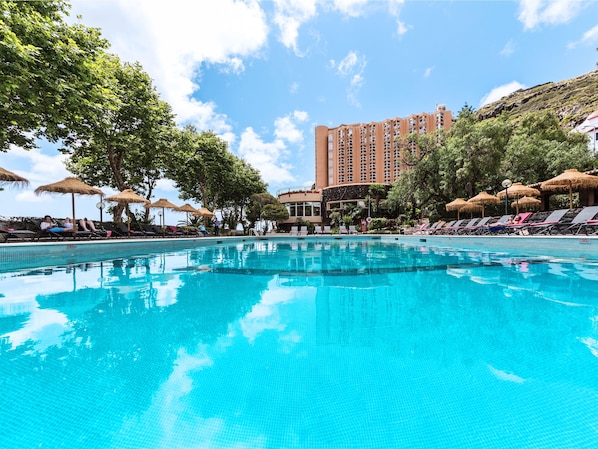 Piscine extérieure, parasols de plage, chaises longues