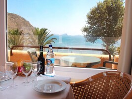 Mesa para dos con vistas al mar y a las colinas.