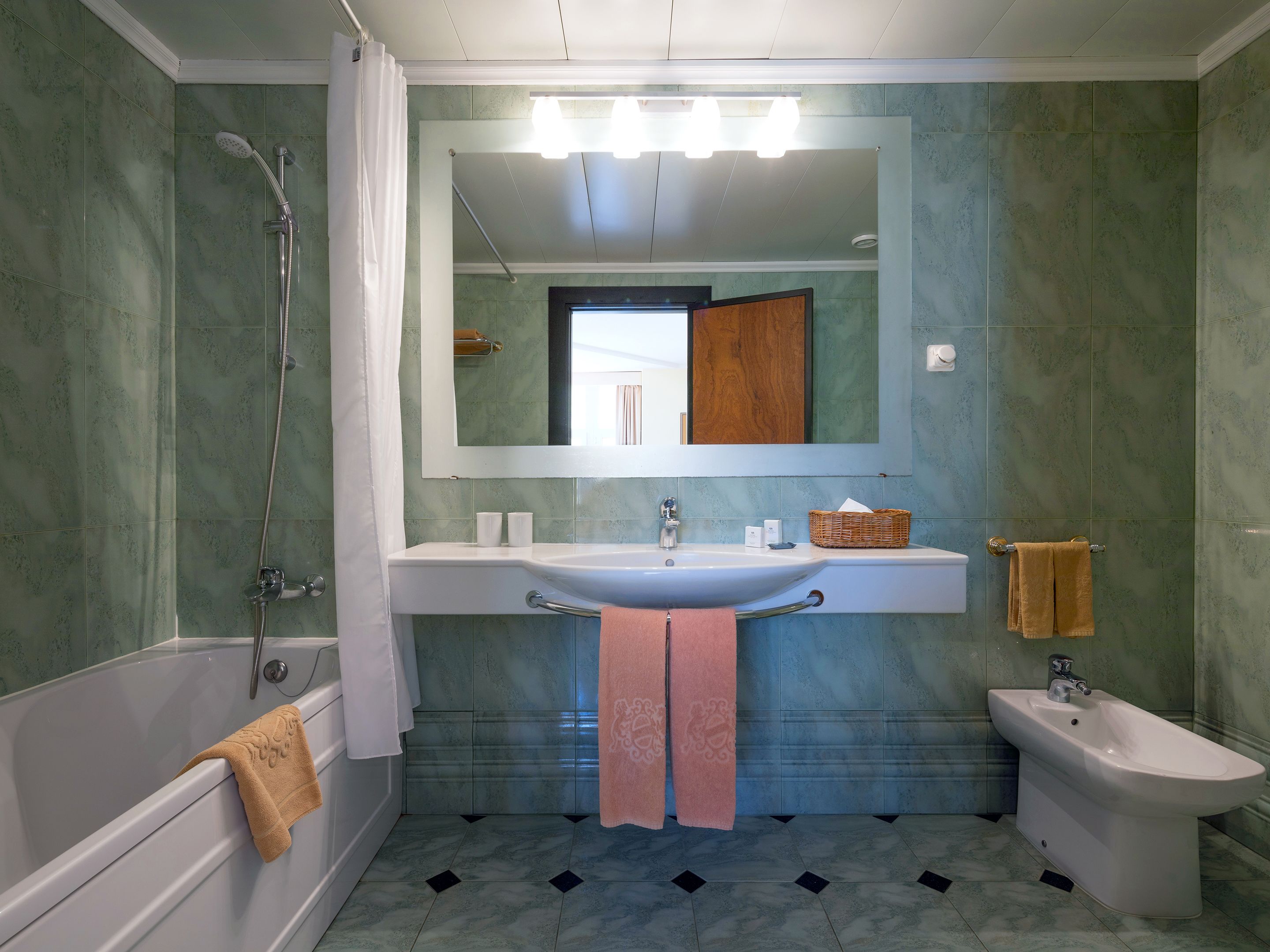 junior suite, sea view | bathroom | combined shower/bathtub, free toiletries, hair dryer, bidet