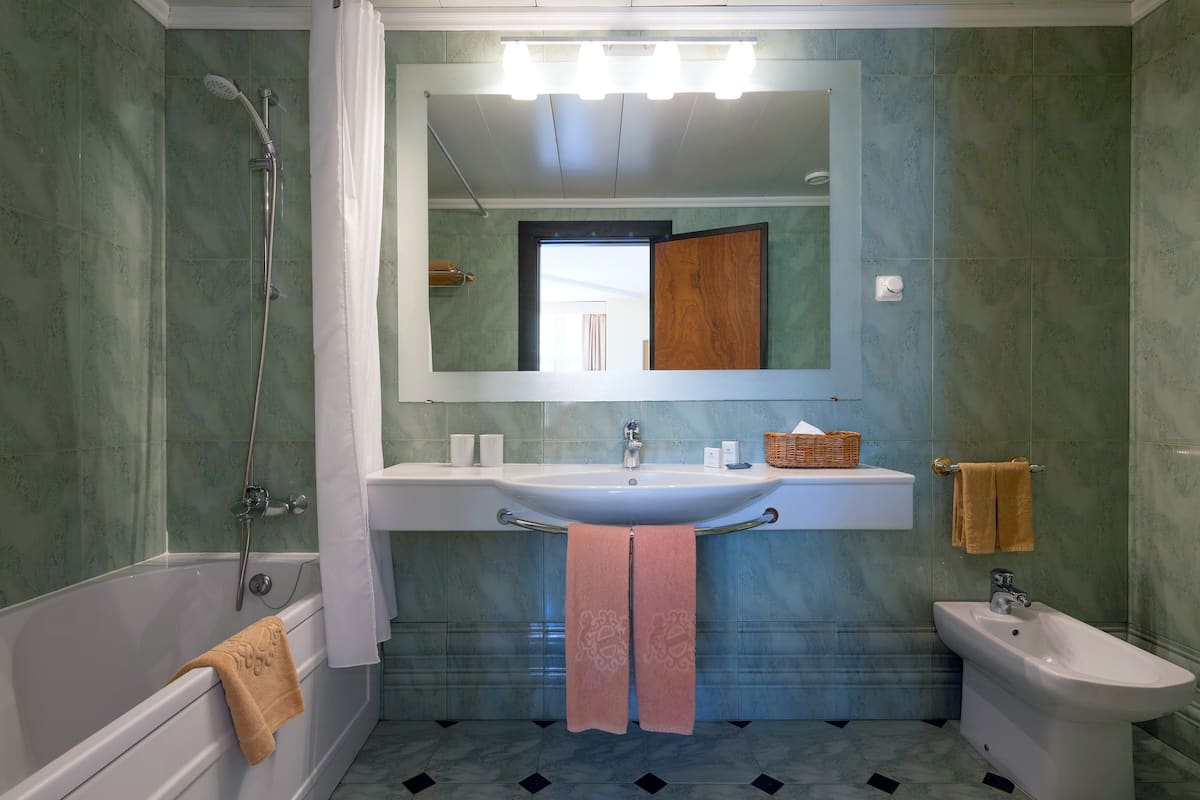 junior suite, sea view | bathroom | combined shower/bathtub, free toiletries, hair dryer, bidet
