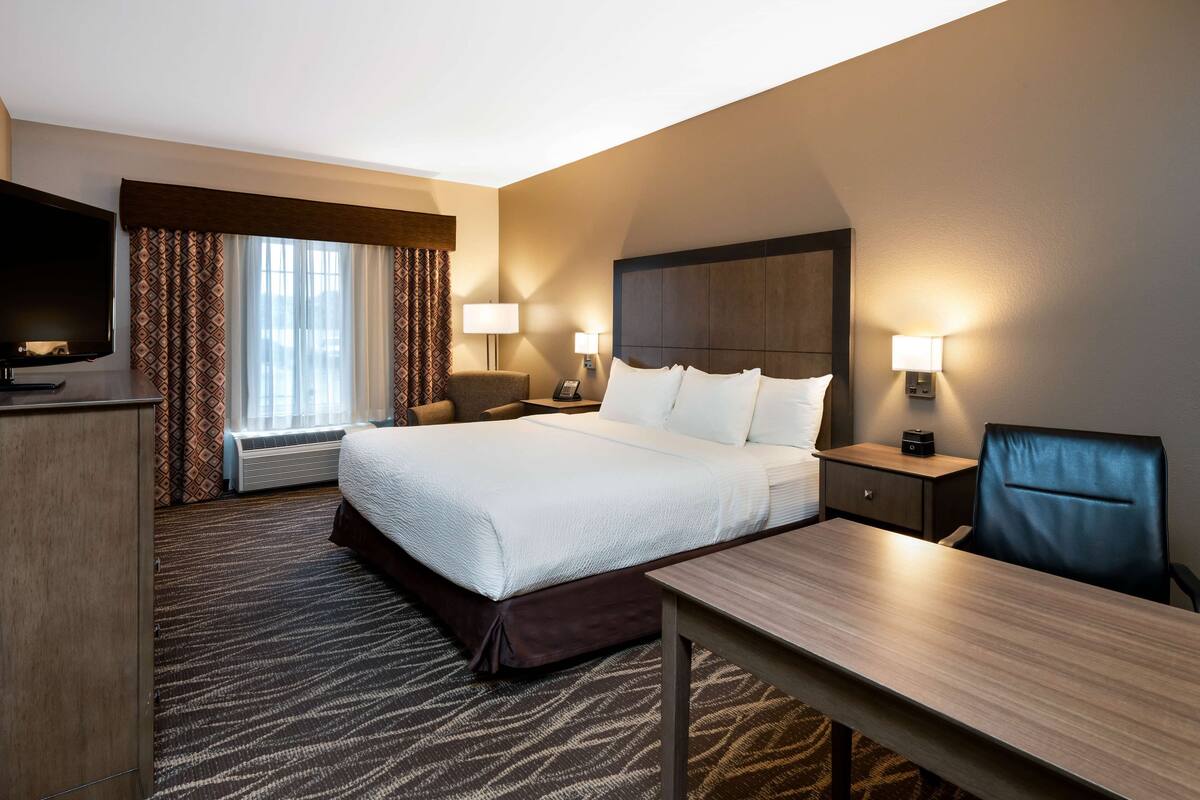 Standard Room, 1 King Bed, Non Smoking, Refrigerator & Microwave | Premium bedding, pillow-top beds, in-room safe, desk